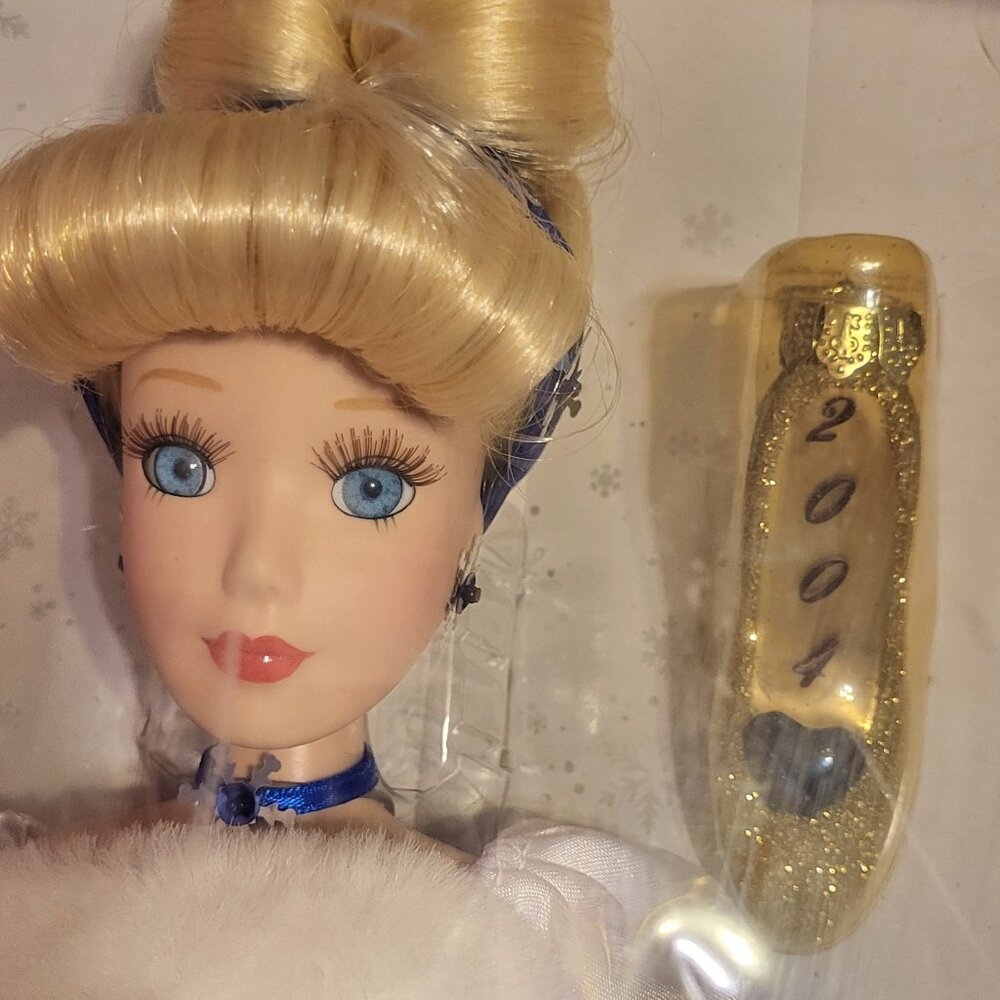 Disney Princess Snowflake CINDERELLA Porcelain Brass Key Keepsake Doll 2004 - Picture 7 of 7